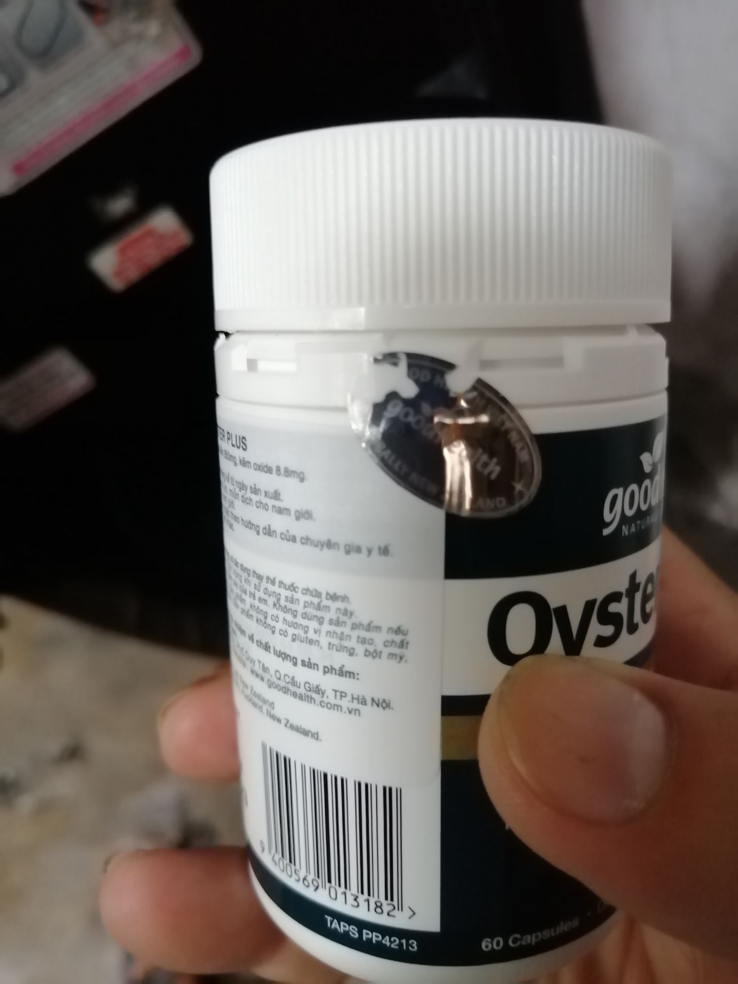 1. team dán bị lệch, nghi ngờ có thể đã bị mở ra và dán lại.
2. màu viên thuốc nhạt hơn so với sản phẩm cùng loại mua tại nhà thuốc tây