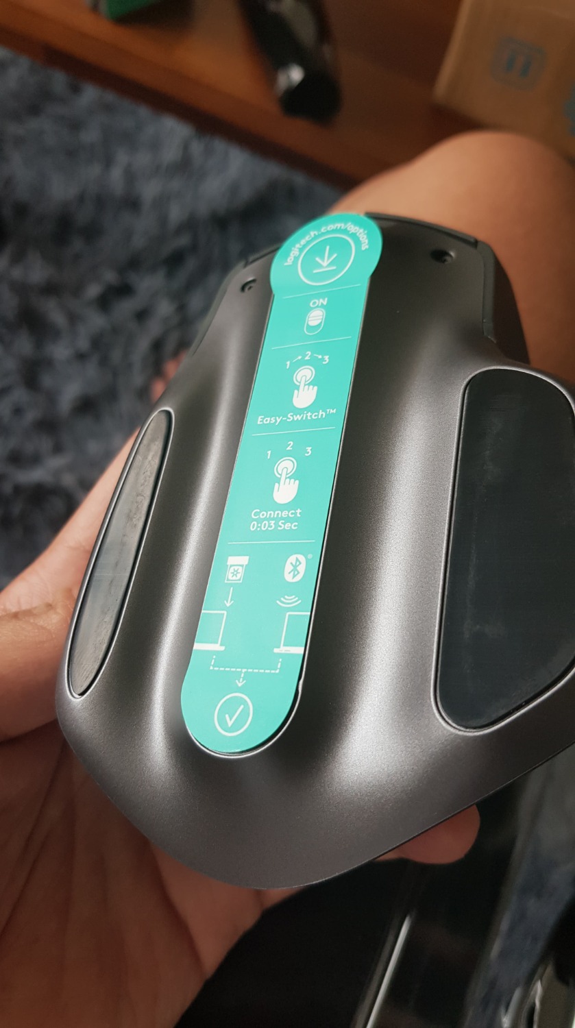 Sản phẩm nhận được có tình trạng:
- Hộp rách
- Phần bề mặt chuột có vết trầy
- Phần dưới chuột/ đế cao su trầy nhiều do đã qua sử dụng

Nhìn hộp rách như vậy mà Tiki vẫn đóng gói giao đi thì không biết có sơ sót nào trong khâu kiểm tra hàng không!

Nhờ Tiki đổi trả giúp mình đơn hàng này.