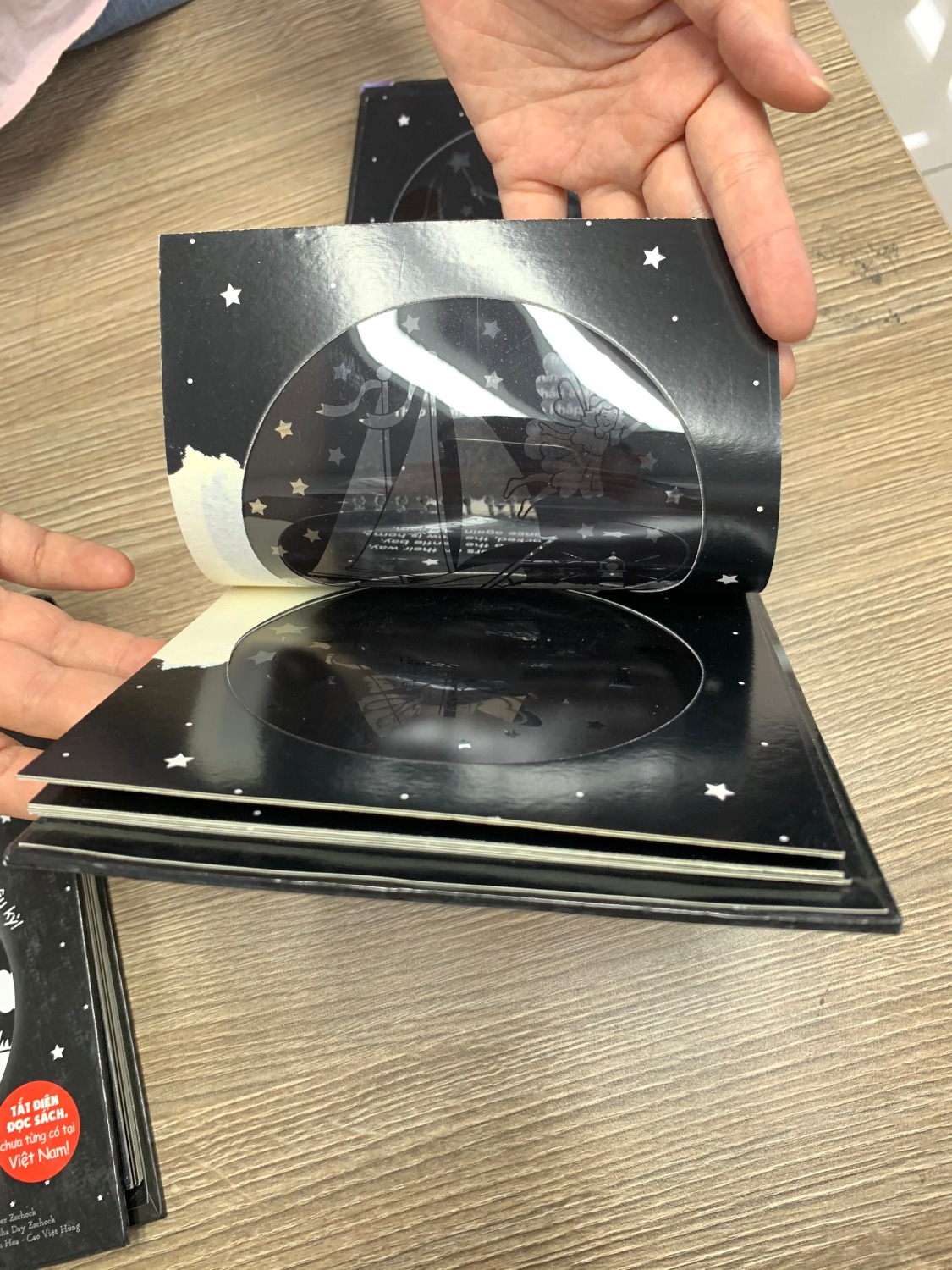 Sản phẩm nhìn như sách cũ, bên trong sách bị rách, có những trang bị dính vào nhau không mở ra được.
Điểm cộng duy nhất là chính sách CSKH của Tiki, sách đã được thu hồi vào ngày hôm sau, khi nào nhận được sách mới mình sẽ đánh giá lại.