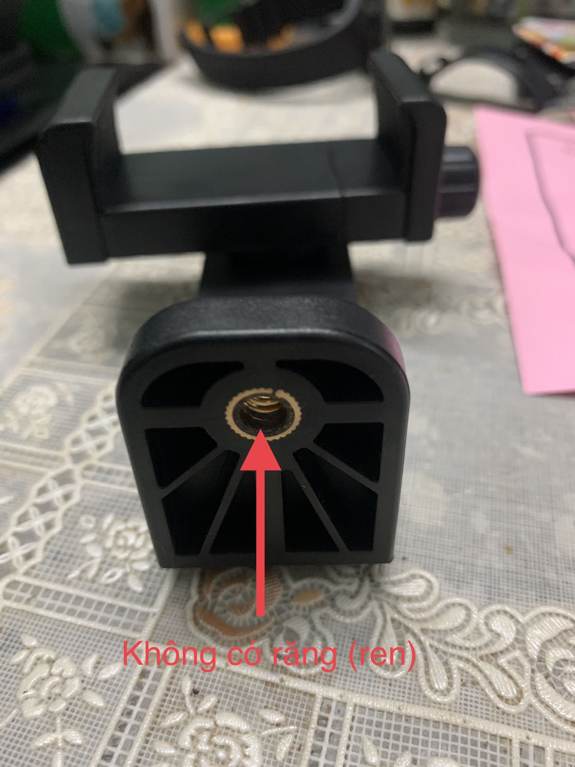 Sản phẩm bị lỗi, chân bắt vào gậy Selfie không có răng (ren)