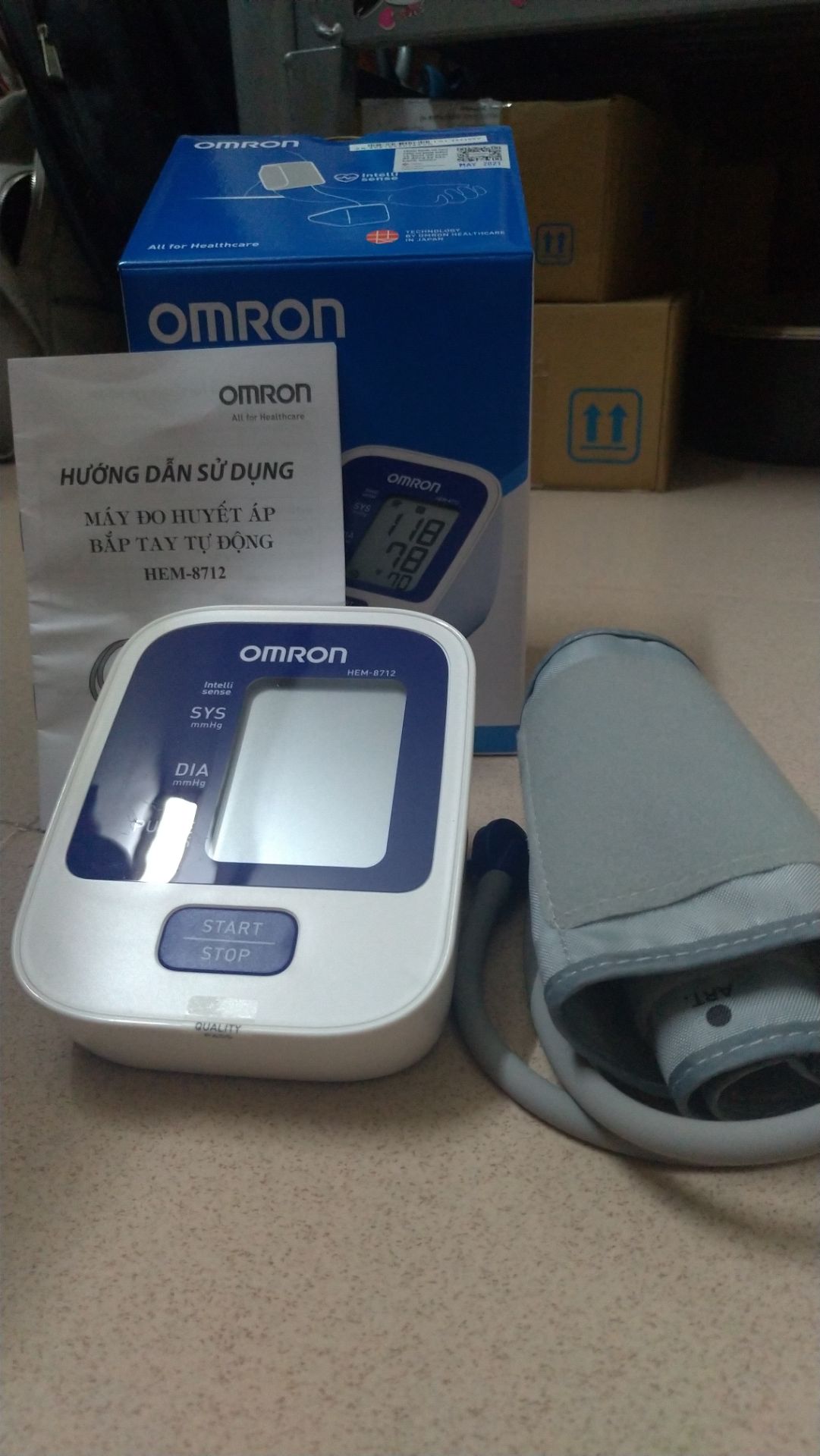 Máy thứ 2 mình đã mua. Lần trước mua cho ba mẹ sử dụng thấy máy tốt, đo chính xác, pin xài rất lâu và lại bền nữa. Lần này mua thêm 1 cái cho mình sử dụng, hộp bên ngoài có đổi mẫu mã so với lần trước nhưng máy cũng như vậy. Mua máy được tặng kèm 4 pin duracell.