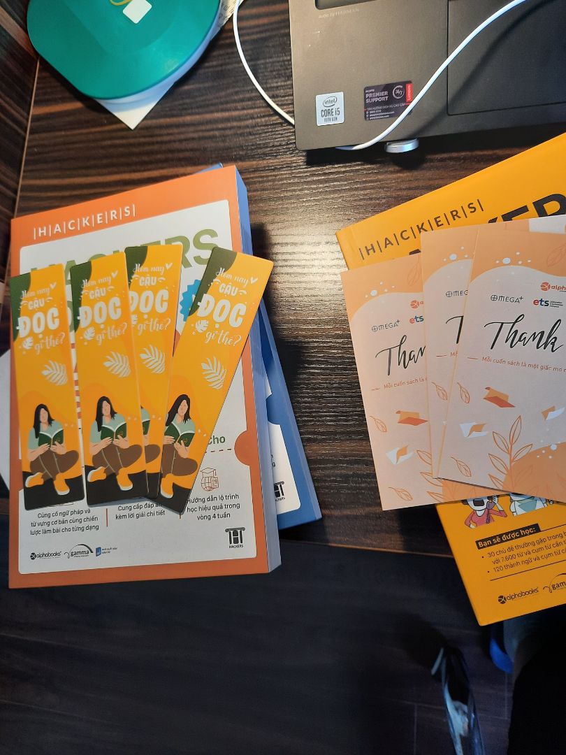 Sách rất dày, chất lượng in rất tốt, đóng gói rất chắc chắn,khi nhận ko bị rách hay có vấn đề gì. Mua combo được tặng kèm thêm bookmark nữa.