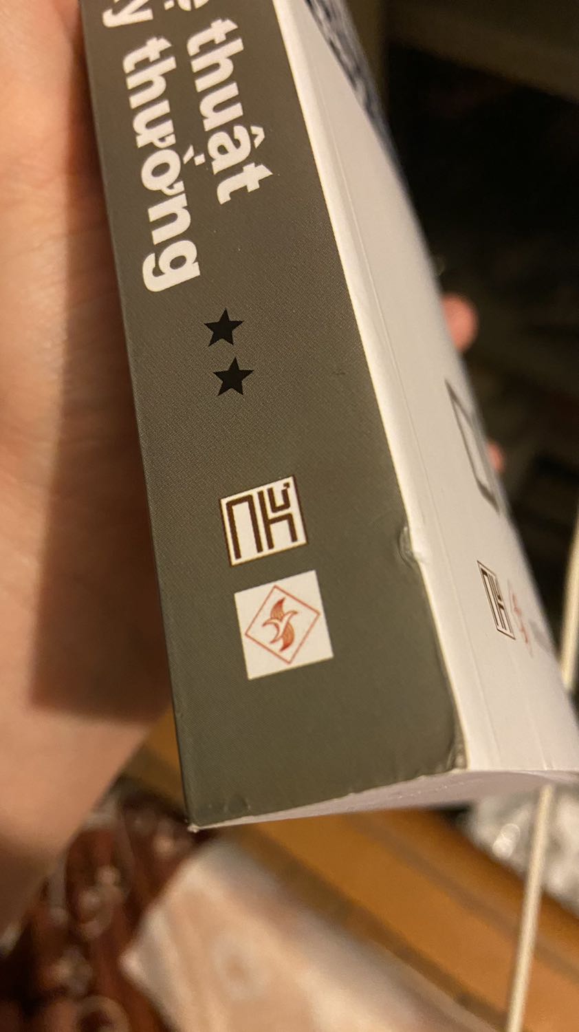 Sách nội dung hay nhưng hình thức bìa trắng dễ bám bụi bẩn. Sách đọc rất loá mắt!

Sách mua còn nguyên seal mà xước xẹo, bẩn bụi bìa và các góc cạnh. Mua hàng online quả là 50/50, kiểu 5 ăn 5 thua mệt mỏi thực sự... Khâu bảo quản, giữ gìn, kho bãi hàng hoá kém.

Nếu mua chỉ để đọc thì ỔN. Còn để tặng, sưu tầm hay mua hộ người khác thì không nên mua sách đảm bảo kiểu này!!!

Mong nhà cung cấp cải thiện, khắc phục dịch vụ!