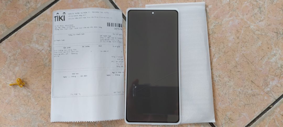 Hộp hàng móp méo, mở ra thì kính cường lực bị vỡ. Yêu cầu đổi lại hàng