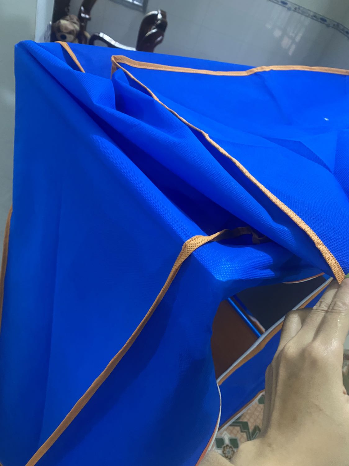 Ntn sao chùm được vậy ạ ? Kích thước tấm chùm với cái tủ nó khác nhau hoàn toàn ? 
K thể hiểu nổi luôn 
Mua về h để ko vậy ad ?
Trả lại hàng nhé 
Mình bực mình từ thằng giao hàng tới cái shop củ lìn này ?