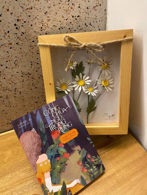 "Có bao nhiêu con người đang coi trầm cảm là "giai điệu" chính của cuộc sống? Có lẽ họ chính là những "người đẹp ngủ trong rừng". sinh mệnh tích cực của họ bị giam hãm trong thế giới dưới lòng đất của tinh thần hoặc trong tòa thành mọc đầy bụi gai xung quanh." 

Một cuốn sách rất hay về tâm lý dành cho những ai đang quan tâm tới tâm lý và đặc biệt là những bạn nữ đang tìm hiểu các vấn đề mà bản thân đang gặp phải. 

Các bạn tìm đọc nha