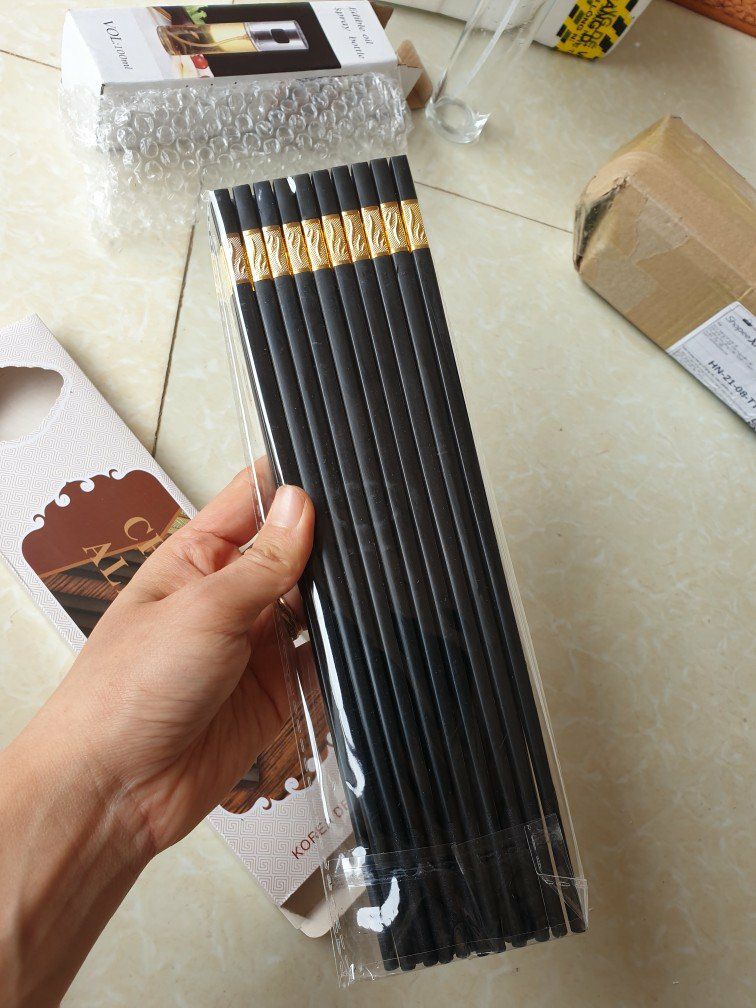 Shop giao hàng nhanh, đóng gói cực kỳ cẩn thận , mình k bị vỡ món nào, giao đủ và đúng hàng. , chất lượng đũa quá mong đợi luôn, giày dặn, sang nữa Shop giao hàng nhanh, đóng gói cực kỳ cẩn thận , mình k bị vỡ món nào, giao đủ và đúng hàng. , chất lượng đũa quá mong đợi luôn, giày dặn, sang nữa