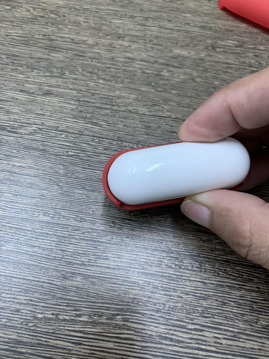 Sản phẩm quá tệ. Không ôm sát Airpods. Vỏ trên k ôm dc nắp luôn. Thất vọng. Yêu cầu hoàn tiền.