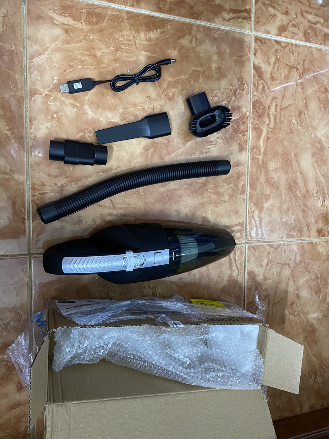 đọc 7749 cái review về máy mới mua… phân vân mãi… mua được ta nói… muốn hút cả thế giới. ban đầu chỉ nghỉ mua về hút tóc bụi trên giường, ai ngờ lực hút mạnh dã man… ồn thì có ồn nhưng trong mức chịu được. máy lực hút mạnh, sạc đầy pin hút đc lâu lắm. Đáng đồng tiền bát gạo. Cảm ơn shop bán hàng có tâm. và cảm ơn những người đã mua review cực kỳ có tâm luôn. ⭐️⭐️⭐️👍👍👏👏