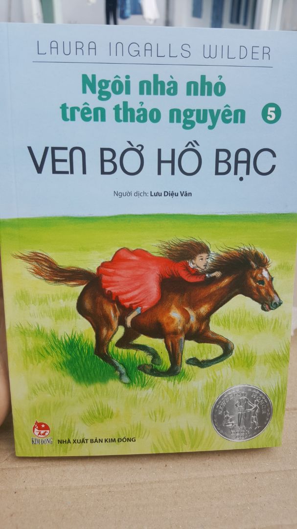 Về hình thức: sách giao đến tay mình trong tình trạng hoàn hảo, sách cầm chắc tay với chất liệu giấy rất dày dặn

Về nội dung: Đây là series truyện tuổi thơ mà theo mình các bạn nhỏ nên được đọc. Đọc để yêu mến và trân quý cuộc sống hơn. Đọc để biết yêu gia đình và thiên nhiên hơn. Còn đối với người lớn như mình, quyển sách cho mình cái nhìn toàn diện về cuộc sống của những con người tiên phong đi khai hoang miền đất mới.