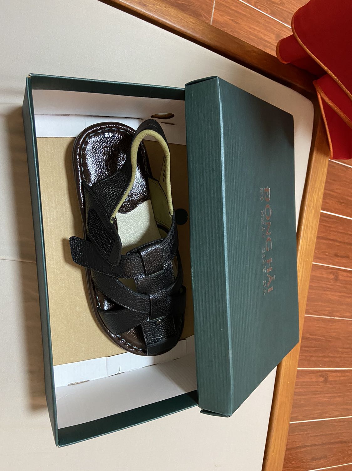 Giày thiết kế đẹp mắt, chất liệu tốt. Giá cả hợp lý.