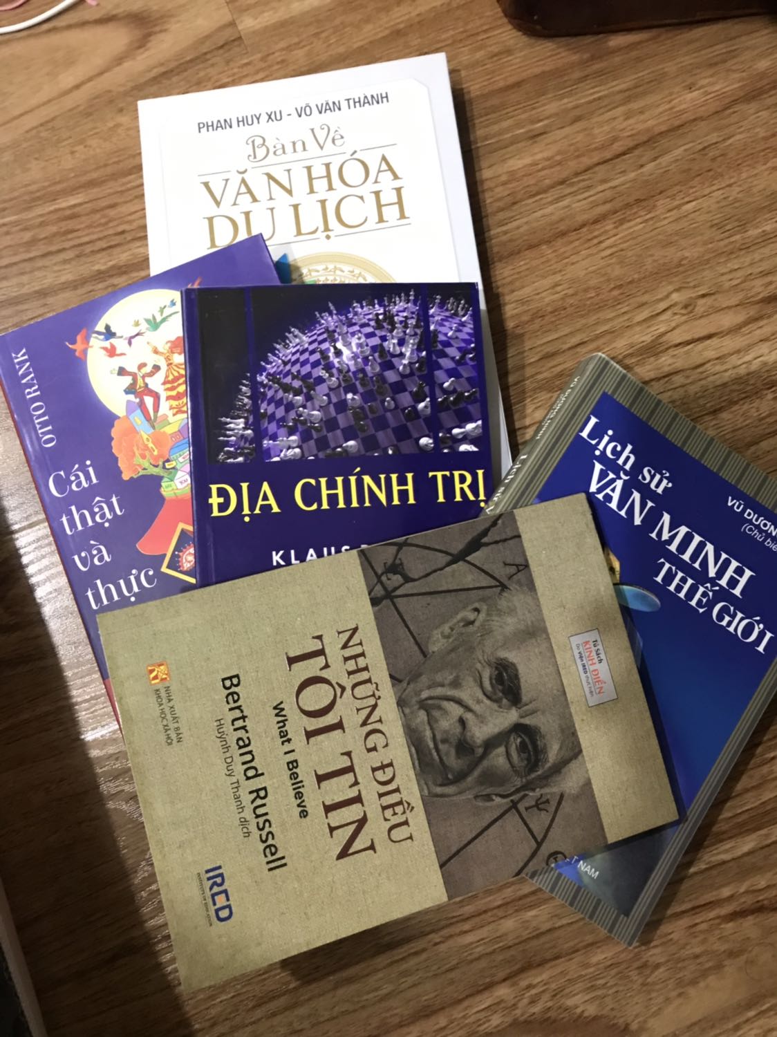 Vấn đề vẫn là ở khâu đóng gói và vận chuyện lần thứ N, N+, N++
Nói chung có những quyển sách thuộc dạng sưu tầm mình sẽ khó tính hơn và buộc Tiki đổi trả, với những quyển chỉ để làm giáo trình dạy thì mình dễ dãi hơn như quyển này. Nhưng rất mong mỏi Tiki cải thiện vấn đề đóng gói và vận chuyển.