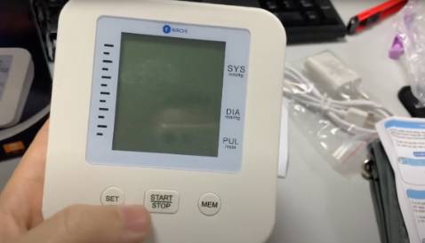 Sản phẩm dùng rất tốt, có tặng kèm pin. Phù hợp cho người già cần theo dõi huyết áp hằng ngày. Cám ơn Tiki giao hàng rất nhanh