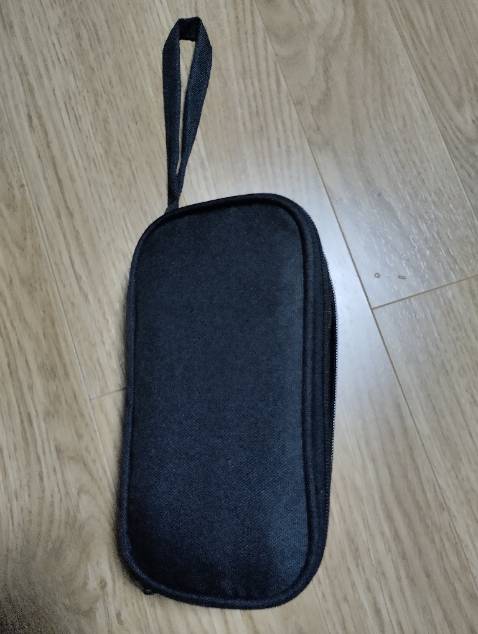 Gọn nhẹ chắc chắn. Màu đen đẹp hơn hình quảng cáo. Dung tích vừa đủ để dụng cụ học tập của mình. Có thể không vừa nếu để sạc. Gọn nhẹ chắc chắn. Màu đen đẹp hơn hình quảng cáo. Dung tích vừa đủ để dụng cụ học tập của mình. Có thể không vừa nếu để sạc.