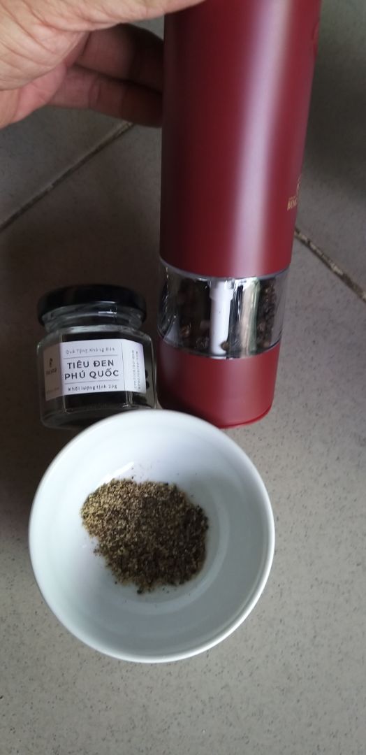 Có đèn. Sạc Type C luôn. Quà tặng kèm hủ tiêu Phú Quốc thơm phức.