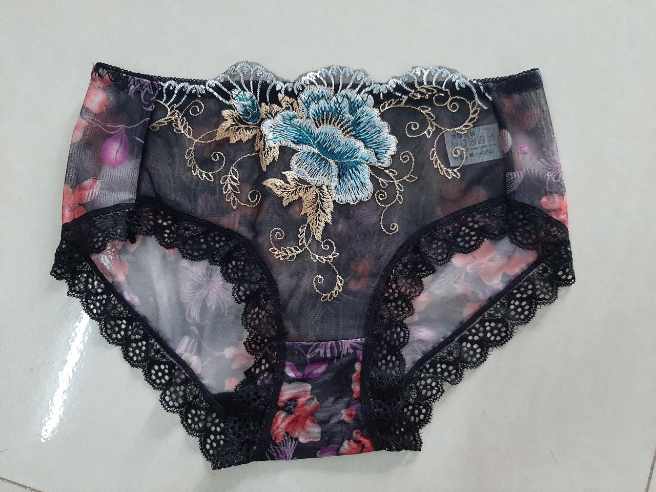 Quần đẹp như ảnh có thêu hình hoa sắc nét nhìn rất đẹp, năm cái 5 màu khác nhau, màu nào nhìn cũng đẹp, mặc trông khá quyến rũ