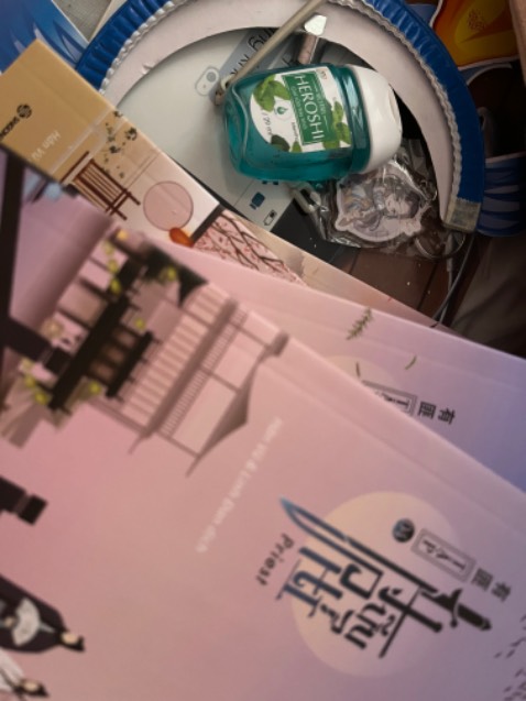 Giao hàng nhanh và đầy đủ. Bìa sách đẹp chắc chắn, giá săn sale nên siu rẻ luôn. Có tặng kèm 4bookmark, móc khoá, có cả đèn trung thu và nước rửa tay khô nữa. 100₫ cho tiệm nheee.