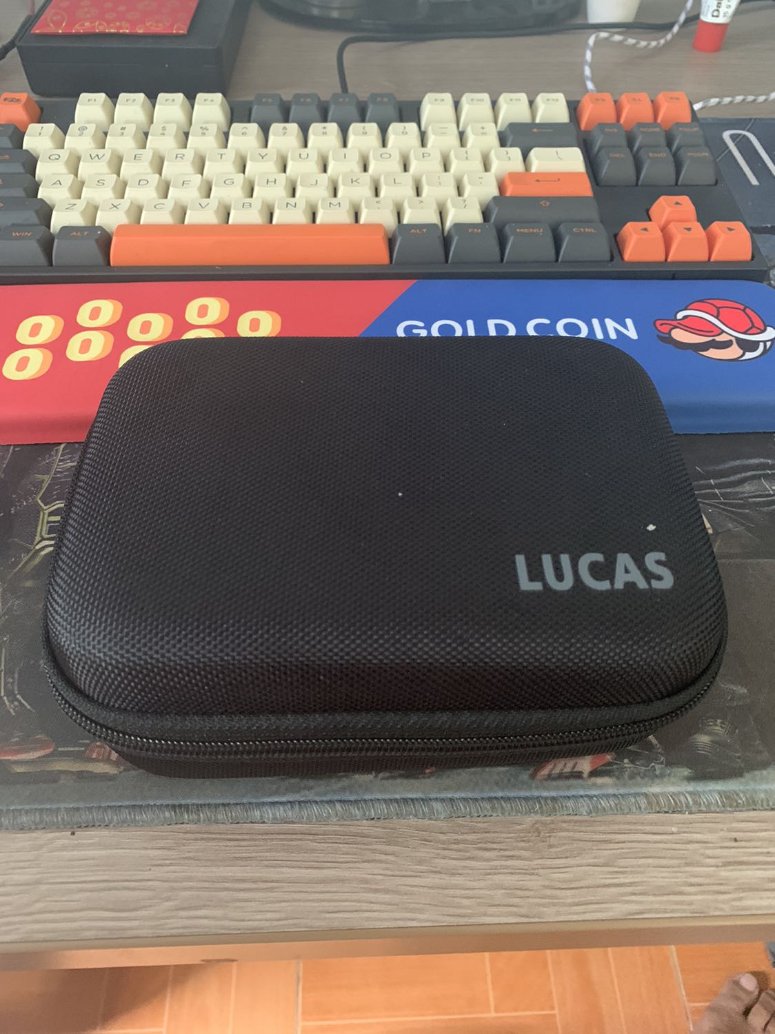 Giao hàng nhanh…sảnh phẩm dày cứng lên có thể bảo vệ được đồ bên trong, chất liệu nhìn đẹp và sang.