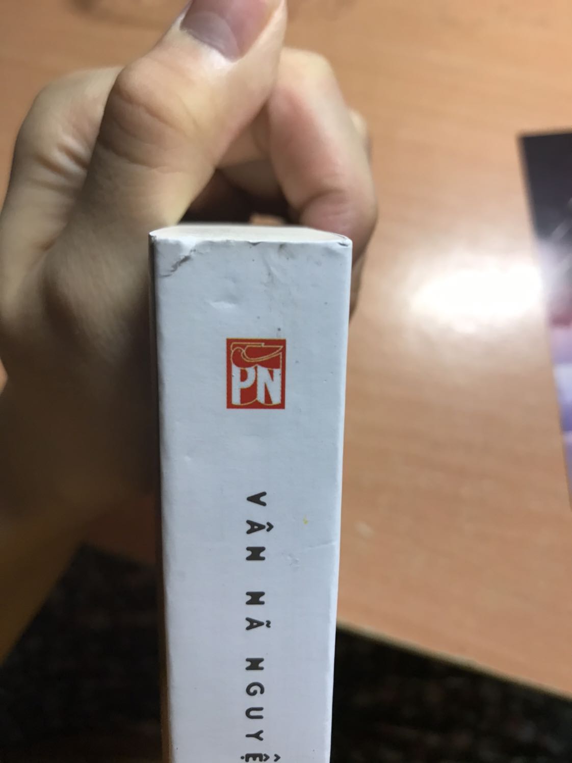 * Về tiki: Giao hàng nhanh, giá khuyến mãi. Sách về tay cơ bản thì không có vẫn đề gì quá lớn. Nhưng mà bọc nilon bị rách lớn nên sách bị bám bụi bẩn, bìa truyện cả mặt trước và sau đều có vết hằn, gáy truyện cx bị sứt. Mình mua truyện để sưu tầm nên thấy k hài lòng lắm ở vc này

* Về truyện: thanh xuân vườn trường, thanh mai trúc mã. Motif có vẻ quen thuộc nhưng đay thực sự là 1 quyển rất hay (cá nhân mình chấm 5/5). Nữ chính mềm mỏng, dịu dàng nhưng cx rất kiên quyết và linh hoạt trong mọi tình huống. Nam chính cx vậy. Truyện này mình thích cả nam chính, nữ chính, cả bạn của 2 người, tình cảm của họ và cả cách thể hiện tình cảm nữa. Dường như họ k thổ lộ trực tiếp hay nói lời yêu nào thật nhiều nhưng vẫn cảm nhận được tình cảm của họ qua hành động, qua suy nghĩ mà họ dành cho đối phương. Truyện k chỉ về tình yêu mà còn là tình bạn, về những câu chuyện buồn vui khác trong trường lớp. Mình k muốn spoil nhiều nên chỉ chốt lại là truyện RẤT HAY. Bạn nào còn phân vân hay là fan truyện thanh xuân vườn trường thì hãy chốt mua luôn và ngay nhaa