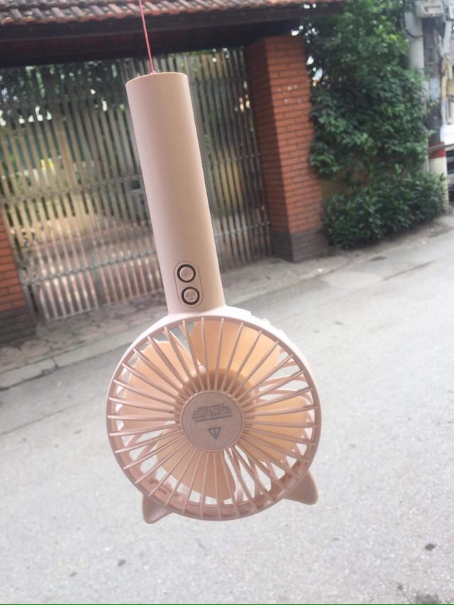 Quạt xinh quá trời quá đất huhu, mình xài liên tục cả ngày mới hết pin luôn, có 3 mức gió siêu mát, bị yêu em quạt này quá ^^
shop tặng kèm cả dây treo quạt nữa lunn
