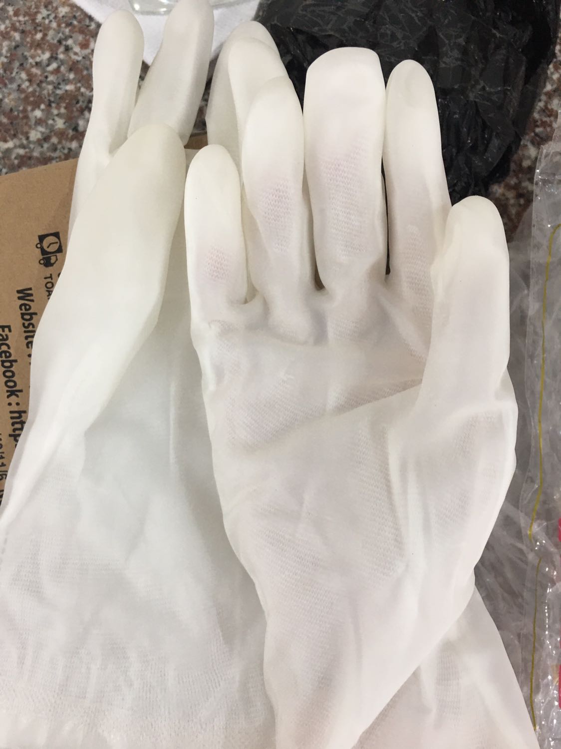 Cao su dày dặn, chun bo cao nên nước có văng cũng không ướt. Nỉ bên trong rất êm tay. Kiểu dáng đẹp