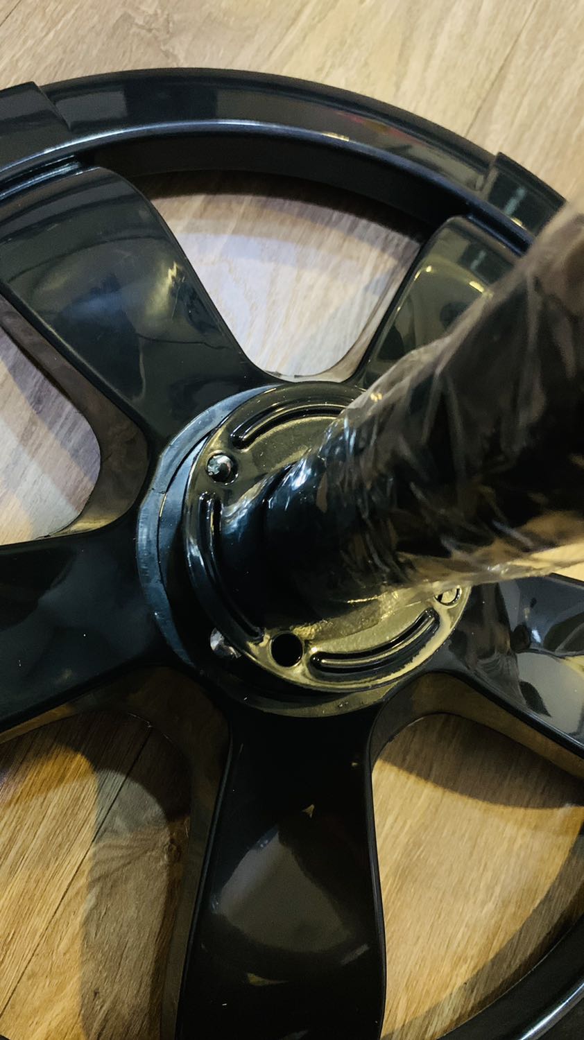 Mình sẽ trả hàng, đặt Tikinow vì cần gấp nhưng không có cách gì mở đc con vít để lắp cái chân đế. Gọi đt và *** không nhận được sự phản hồi. Tại sao lại gây khó dễ cho khách hàng bằng cách gởi 1 sản phẩm như thế này nữa.