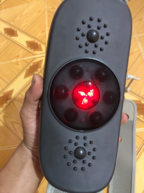 giao nhanh,nhìn bề ngoài gia công bình thường ,nút bấm êm dễ nhìn dễ sử dụng ,rung 4 chế độ và khá mạnh ,chế độ auto khá tiện,đèn led chớp nháy đỏ chờ và xanh sẵn sàng khá hay.độ ồn chấp nhận dc.dây của adapter 12v cũng dài và chưa đủ chắc chắn ,đây cũng là nhược điểm của máy do không tiện di chuyển vì sử dụng cục nguồn câp .thông số ghi trên đai là 27w mà cục nguồn có 12v 2A tính ra cục nguồn có 24w 🙄.gì z chời.