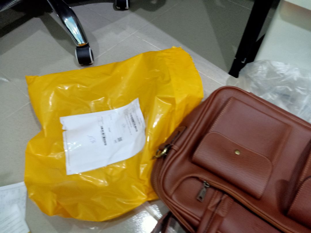 Túi ổn, nhưng không thấy ví đựng name card như trong phần đặt mua. Rất bực mình.