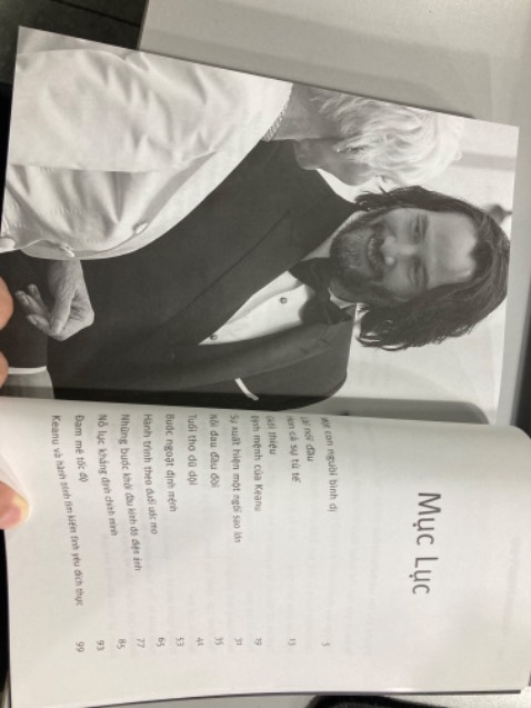 Đọc về những trãi nghiệm riêng biệt và điều tạo nên một Keanu khác biệt nhưng giản dị và tử tế như hôm nay! 
Việc hay hoặc không tuỳ thuộc vào bạn có thích kiểu hành văn kể về cuộc đời một người nào đó qua những trích đoạn.