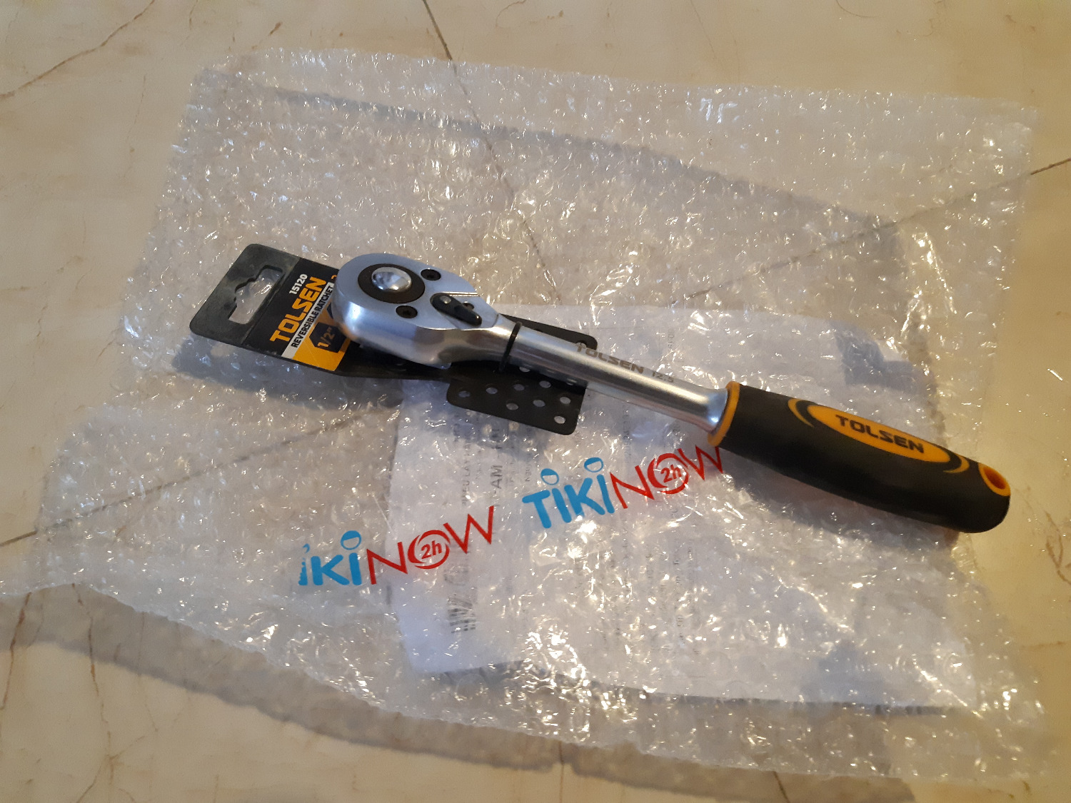 Sp chất lượng, phần cán thép sáng bóng, nặng tay (chưa đến mức tinh xảo - tất nhiên tương ứng mức giá và giá trị thương hiệu dụng cụ cầm tay), mình dùng vặn ốc dầu nhớt xe AirBlade rất ngọt, chắc chắn. Tiki hôm đó giao hàng trời mưa cũng đã cẩn thận bọc thêm nylon ngoài hộp. Tiki nên bán thêm nhiều sp dụng cụ cầm tay, cơ khí (Cần tuýp, cần xiết lực, ống điếu, đầu khẩu v.v...)