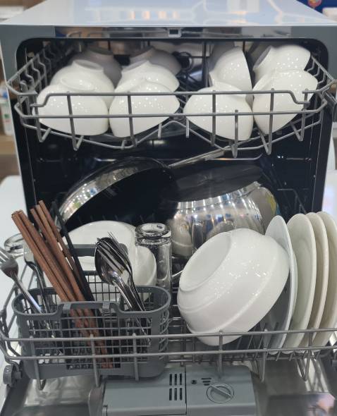 Mới nhận hàng xong, giao khá nhanh, máy màu trắng rất đẹp, xếp thử chén đĩa thì thấy cũng được nhiều. chưa xài thử sẽ đánh giá sau