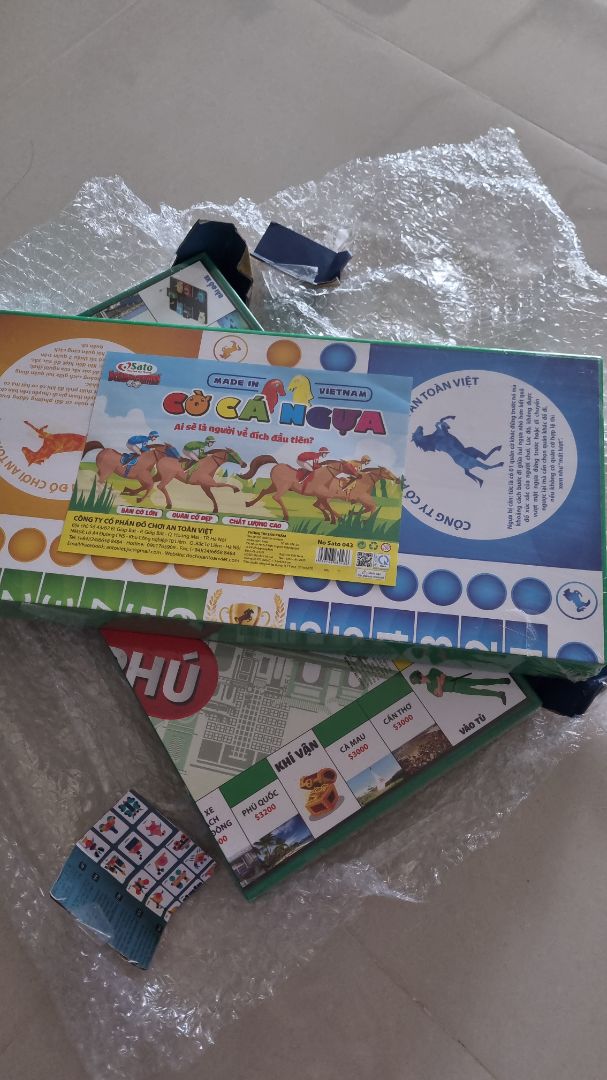 Giao hàng nhanh. Bàn cờ và quân cờ lớn nên chơi dễ, màu sắc đẹp. Tuy nhiên, có 2 quân cờ bị nứt vỡ