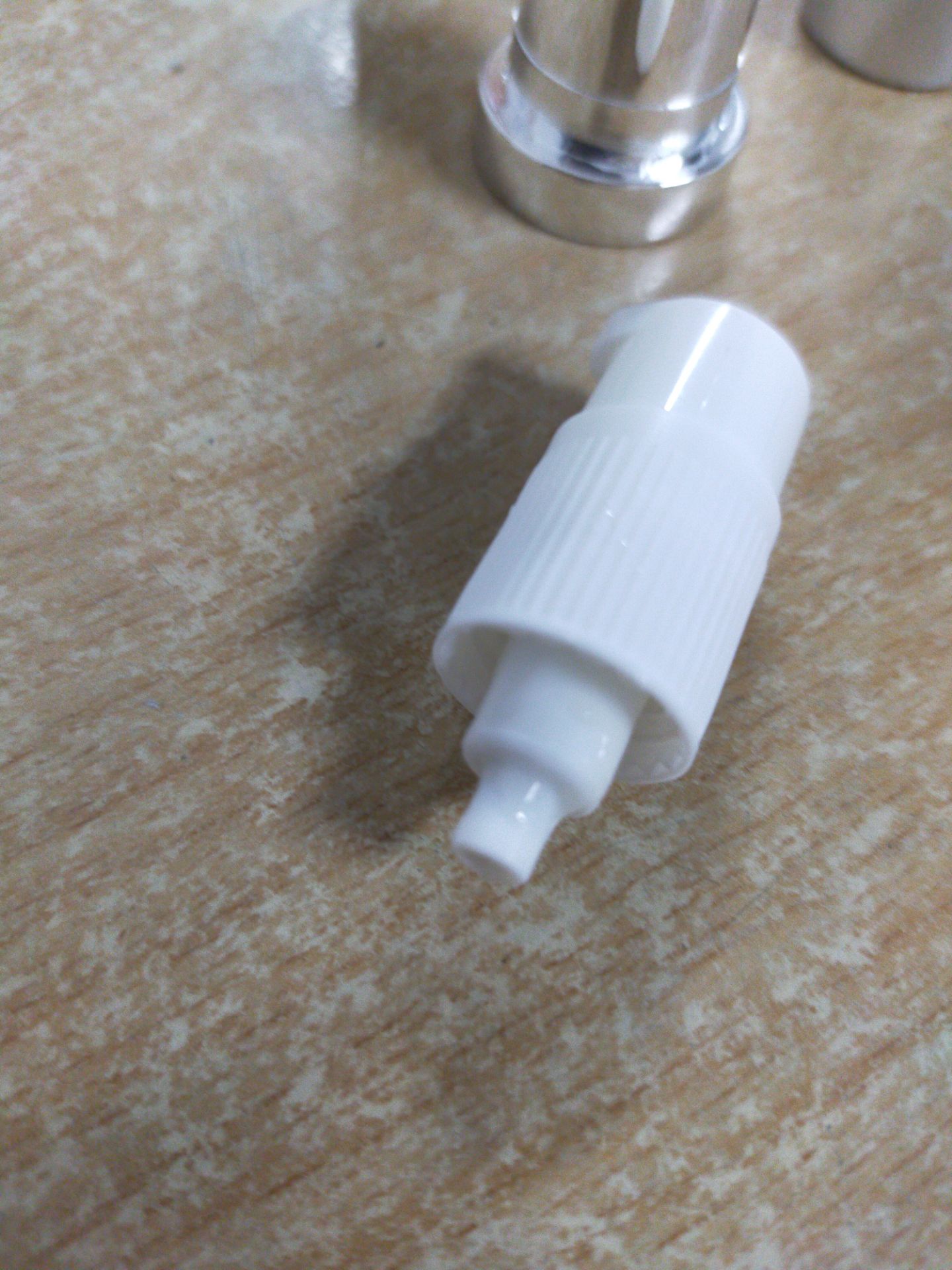 đã nhận sản phẩm, bao gói rất cẩn thận. Nhưng tôi ko thể nào lấy serum để dùng ấn nút xịt mãi ko đc, mở nắp ra thì ko thấy ống dẫn như hình tôi chụp. 🤦 đã nhận sản phẩm, bao gói rất cẩn thận. Nhưng tôi ko thể nào lấy serum để dùng ấn nút xịt mãi ko đc, mở nắp ra thì ko thấy ống dẫn như hình tôi chụp. 🤦