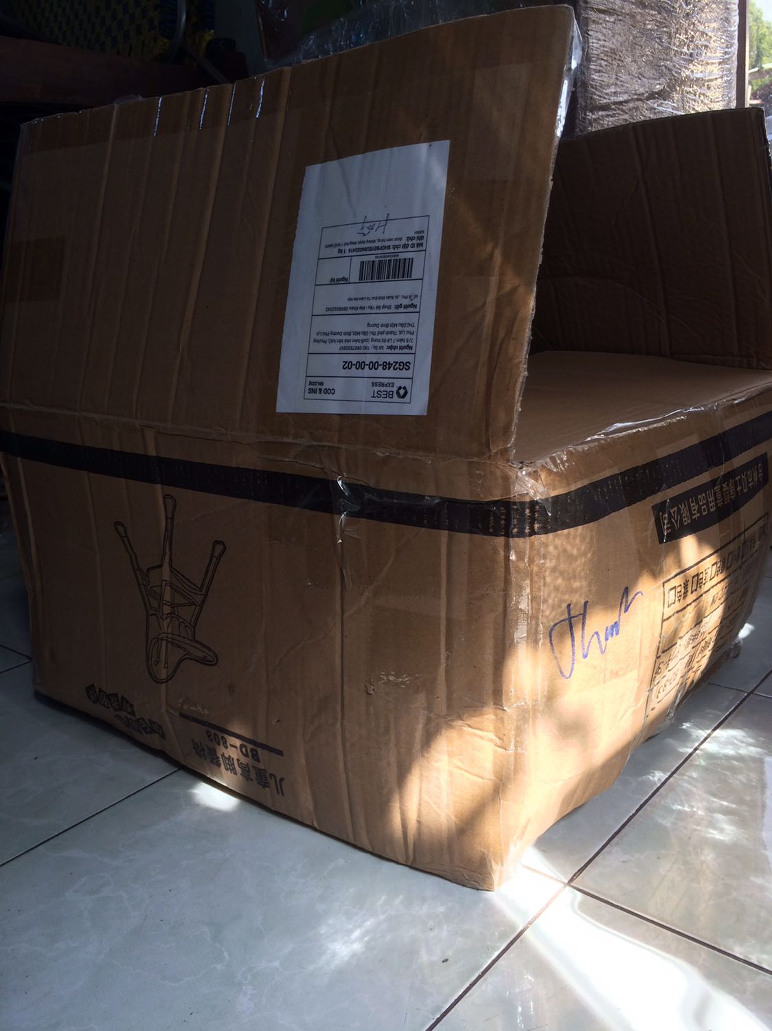 Giao hàng không đúng như đơn đặt hàng, ghế không phải hiệu Umoo và người bán cũng không đúng như trên đơn hàng, không loeen lạc được với tiki để đổi trả