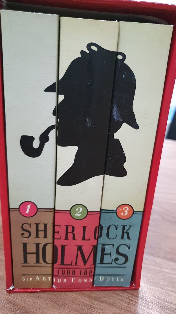 Mình mua để tặng. Mất phí ship tikinow mà tiki giao cho mình như vậy, rách ở gáy 1 quyển, và xước 1 vết ở quyển khác. Giờ không kịp để đổi. Mong tiki hết sức cẩn thận đặc biết với đơn tikinow. Người mua rất cần nên chấp nhận mất phí ship đắt mà lại để cho KH dở khóc, dở cười thế này.b