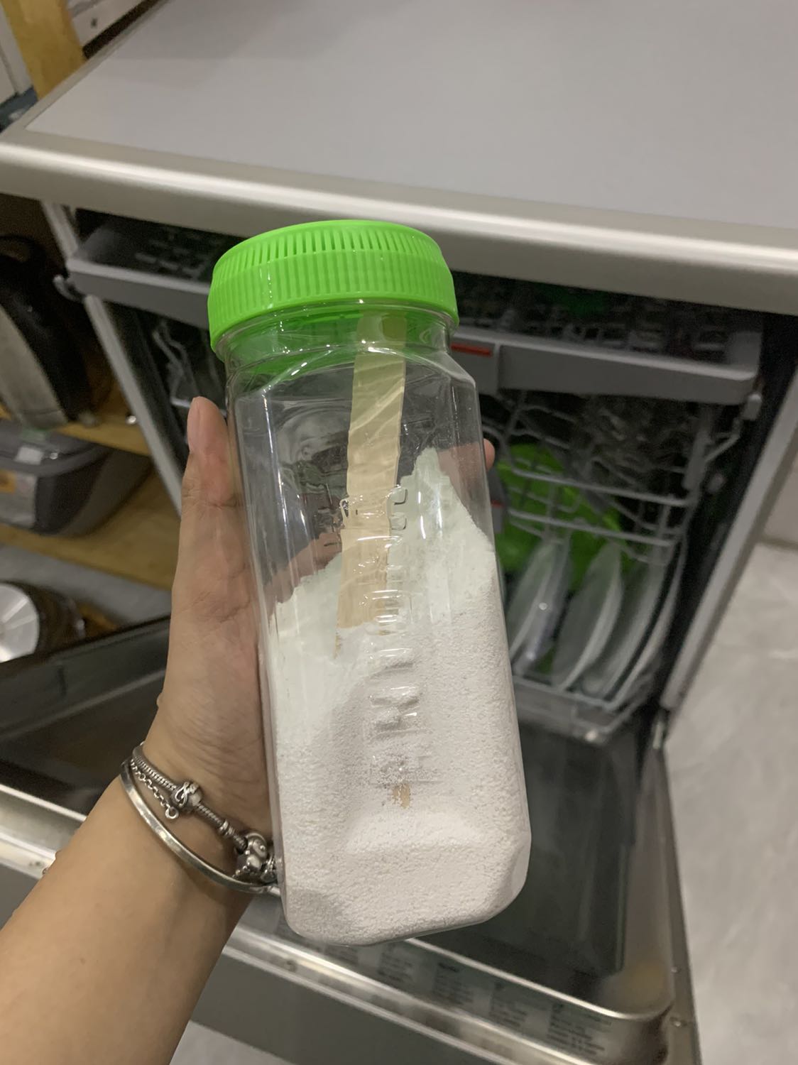 Mình chiết ra lọ bé cho dễ lấy, nay lần đầu tiên dùng bột, hình như mình cho hơi nhiều nên cốc hơi nhớt và có vệt trắng nhẹ, bt mình dùng viên all in one max, mỗi lần dùng từ 1/4 -1/3 viên sạch bóc. Giao hàng nhanh và giá ok