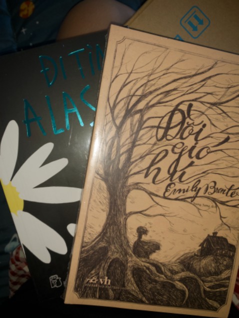 Sách mới, bao bì cẩn thận. 
Cảm nhận của mình sau khi đọc 7 mục đầu: hơi mất tập trung khi chưa theo dõi được câu chuyện cụ thể, đoạn kể lại mình chưa phân biệt được đang nói đến ai. 
Có thể sẽ xem phim trước rồi quay lại đọc sách sau.