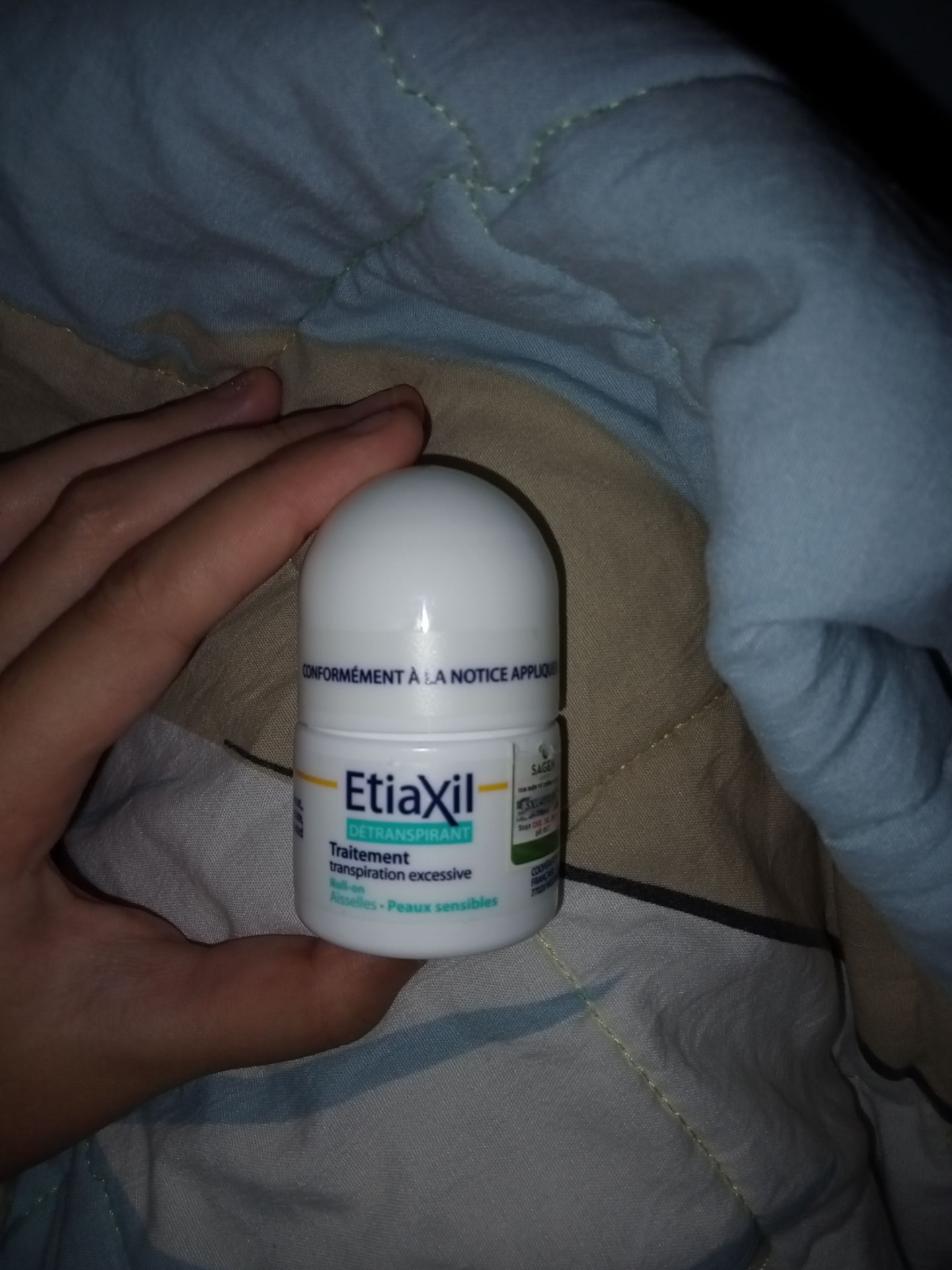 lăn qua 1 lần trước khi ngủ thôi nha lăn tới lần 2 lần 3 giống mình là sẽ bị châm chít và khá ngứa 
k ngăn tiết mồ hôi lắm chỉ hơi hơi mà ngăn dc mùi á mà k có bị vàng áo nha 
chai khá nhỏ nhé
mình check thì ra hàng auth á mà k biết sao dùng bị ngứa nữa