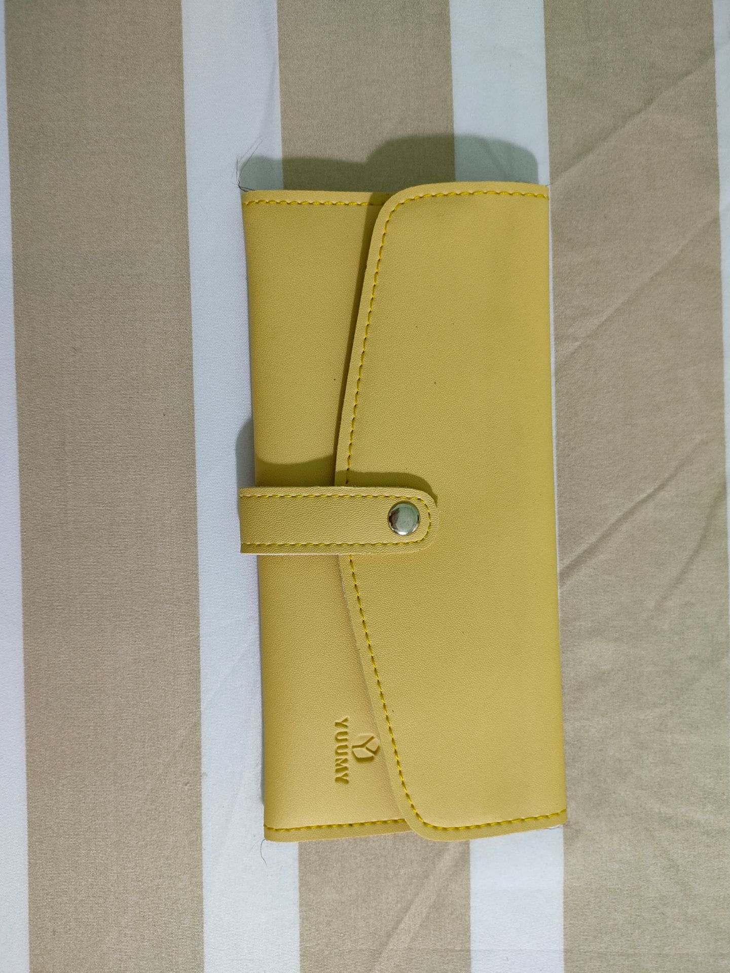 Với giá tiền đó thì ví này là khẩ ổn rồi, nhỏ xinh để ít tiền đi chợ nhé, k thể thay ví chính để đc nhiều đồ