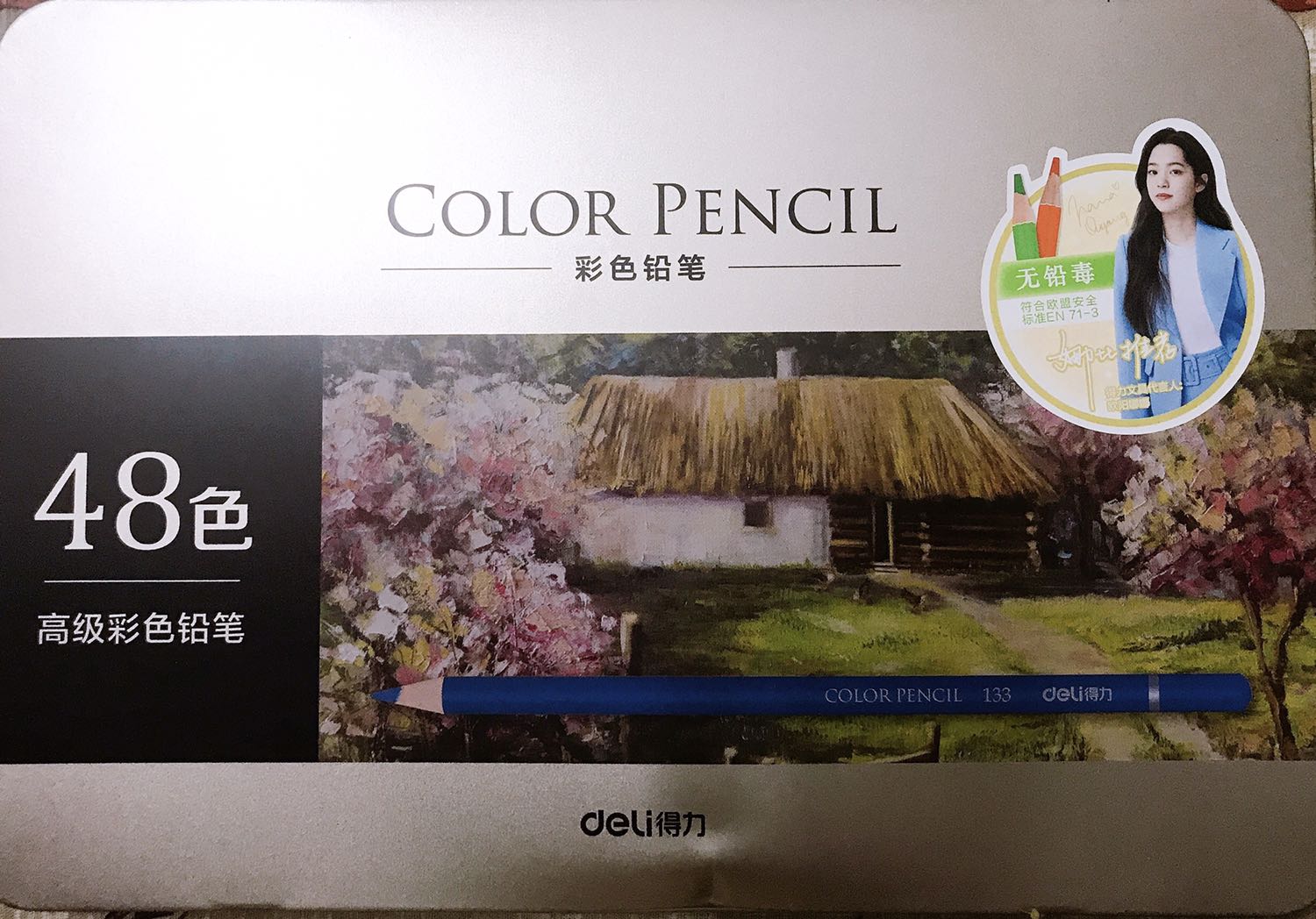 Hộp chì màu đa sắc khá đẹp. *** thấy chì mịn và dễ tô. Trừ 1 sao do 1 cây chì gãy từ lâu Ko thấy cái ruột gãy trong hộp. Và trừ thêm 1 sao do hộp chì bị móp cạnh khiến bé buồn. Này đảm bảo bị móp từ trong kho hàng của nhà cung cấp dịch mà vẫn giao cho khách chứ Ko phải do vận chuyển vì hàng được bọc nylon xốp nhiều vòng rất êm ái.