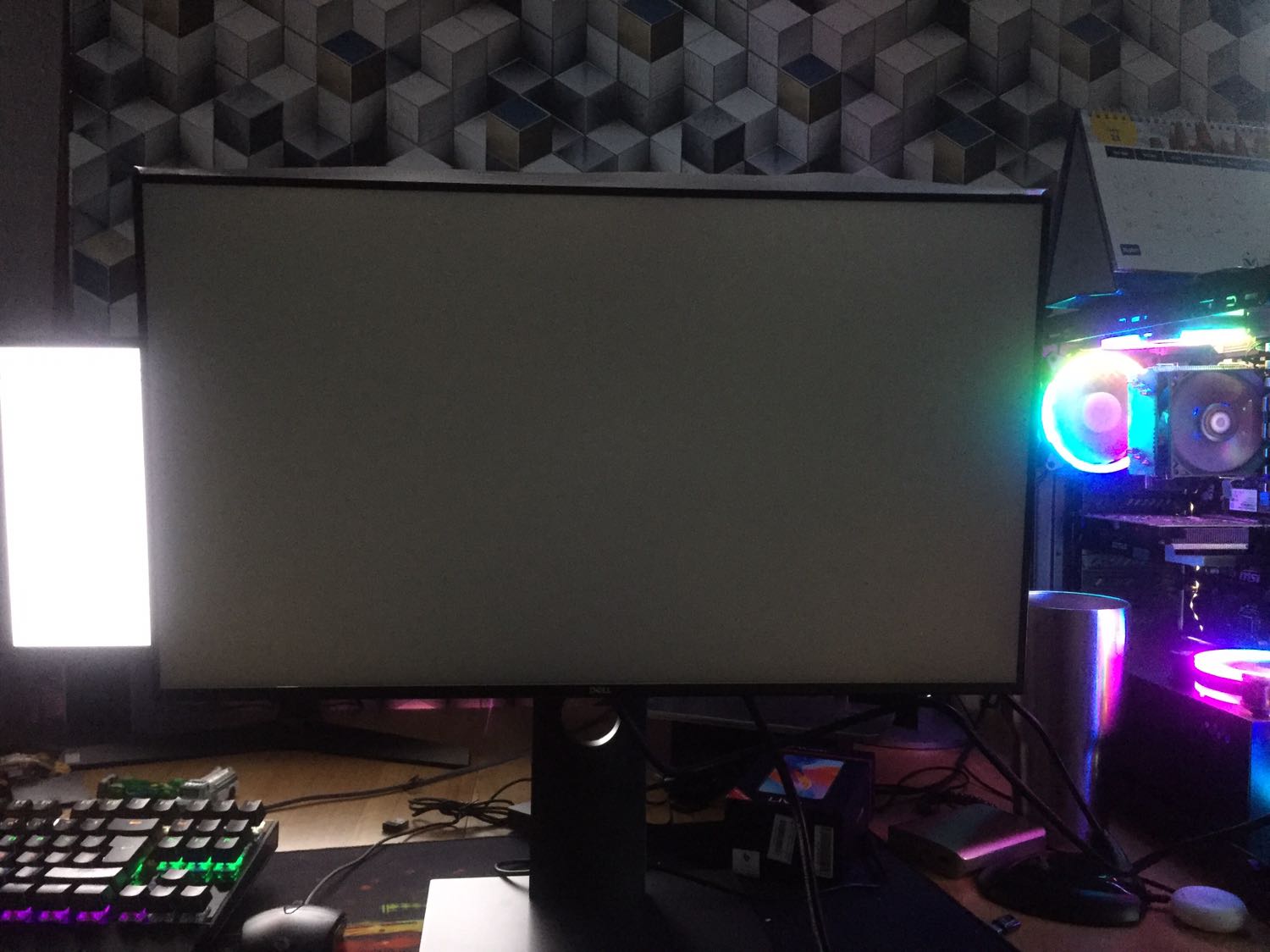 - Màn hình hở sáng nhẹ nhưng ko sao. Nhưng k hiểu sao màn hình nó cứ ám vàng vàng cộng thêm xanh lá. Nói chung màu nó ko được trong cho lắm. Không biết lỗi hay là đặc trưng màn dell là vậy. Mình check bảo hành thì thấy đã kích từ tháng 10. Vậy là trôi bảo hành tận 1 tháng rồi. 
- Đơn vị phân phối là petro gì gì đó nhập hàng về. Keo thì 1 lớp đã cắt ra. Rồi dán lại bằng keo của nhà phân phối. 
- Đóng hàng tiki kì này khá tệ. Chỉ chi 1 lớp mút ép 1 bên màn hình. Vận chuyển tới mình hộp bị móp sơ hết rồi
- Điều cuối cùng mong mọi người giải đáp là màn hình dell có bị ám vàng ko. Cần phải cân chỉnh lại hay là nguyên thuỷ màn đã đẹp sẵn ko cần tinh chỉnh. Cám ơn mọi người đọc bài đánh giá của em.