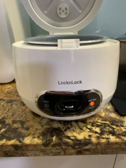 Đây là video về nồi cơm điện EJR426 mà tôi nhận sáng nay 24/2/2025.
Đến bây giờ sau 15 phút nước trong nồi vẫn ở nhiệt độ ban đầu và đèn hiệu vẫn ở chức năng giữ ấm chứ không sang được chức năng nấu cơm.