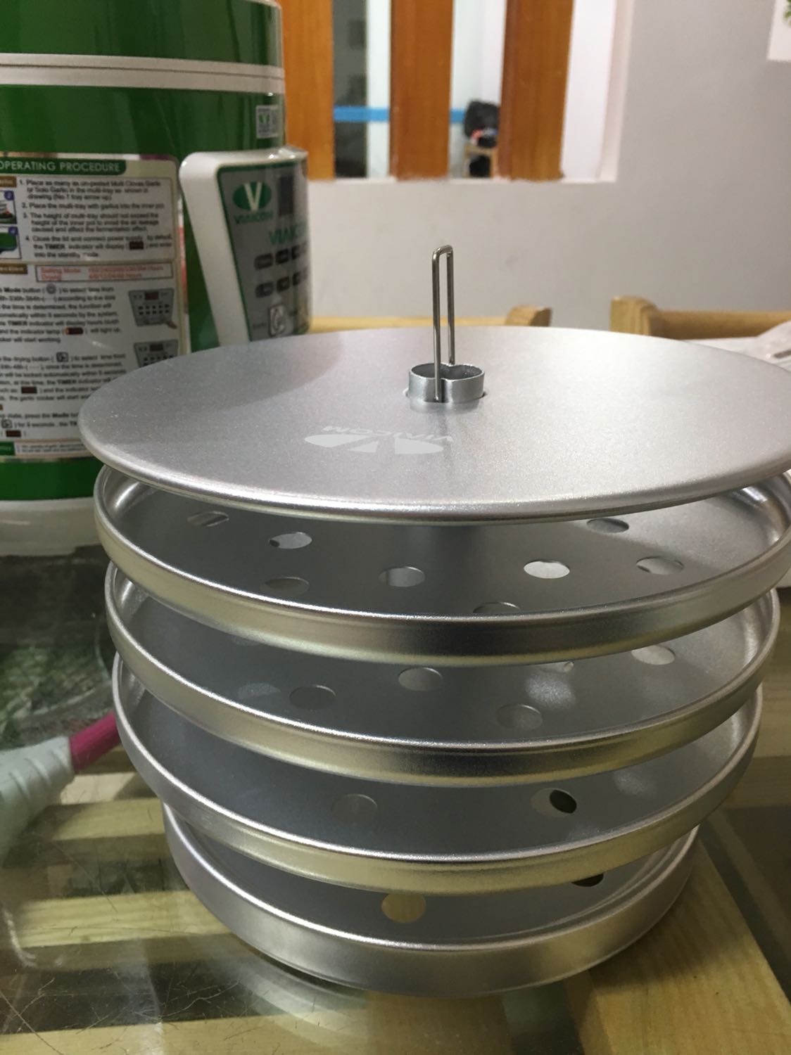 Được chị người quen giới thiệu mua máy VIAICOM V6 này. Thấy chị ấy khen nhiều nhưng mình chưa tin. Hnay nhận được hàng của tiki gửi thấy ưng thực sự luôn. 
?Về kiểu dáng : đẹp, đơn giản mà sang trọng
?Màu sắc: Xanh trang nhã, mát mắt
?Về bao bì đóng gói: thùng cotton chắc chắn, có xốp bảo vệ trên dưới rất chắc chắn và chuyên nghiệp.
❤️Còn có cả mã vạch xác minh sản phẩm nữa cơ. Hihi. Yên tâm luôn.
❤️Ưng cả bên ngoài lẫn bên trong luôn. 
?Khay xếp tỏi sang sịn cực kỳ. Nhìn khôn và sáng lắm mọi người ạ. Không như một số khay của các dòng máy khác xỉn và mỏng.
Khay của máy Viaicom này dày dặn và đẹp mê ly luôn. ?các khay còn được đánh số nữa chứ. K lo bị xếp nhầm khay. Máy này có tận 4 khay xếp tỏi cơ đấy. 
Nói chung là ưng cái bụng. Máy nhận được còn đẹp hơn cả trên web. ?
Mình sẽ làm thử tỏi và gửi feedback lên khi làm xong ạ. 
Sẽ ủng hộ VIAICOM dài dài nếu tỏi làm ra ngon.?