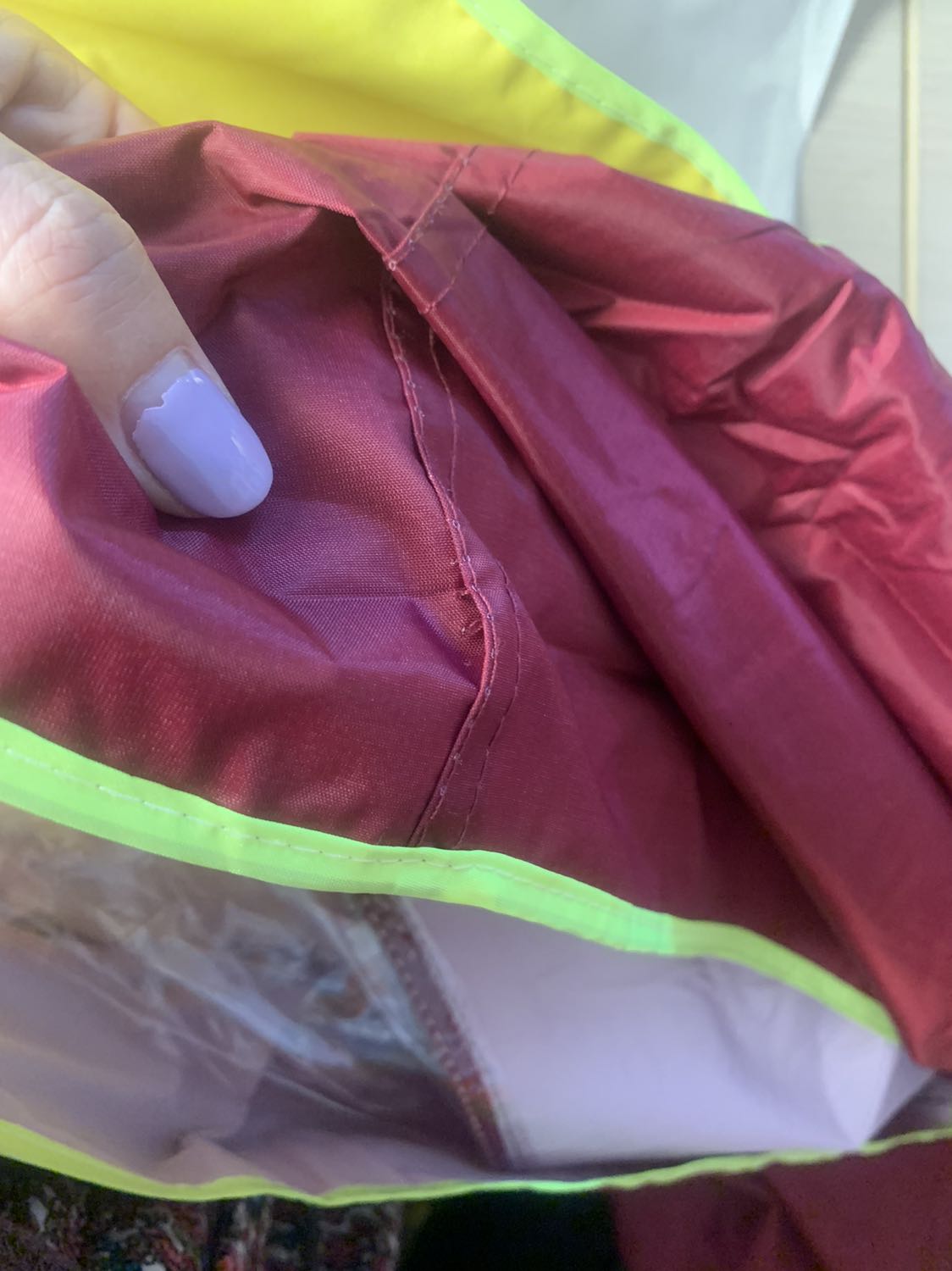 Dù mua lần 2 nhưng quá thất vọng. Hàng giao thì chậm, phải đặt lui tới mấy lần. Chất lượng thì khác xa với lần trước. Cụ thể là: chất vải mỏng hơn, đường may thưa có vài chỗ xút chỉ. Đầu áo sau k có nút để gài phần chắn nước và gài kính che mặt. Đề nghị shop và tiki liên hệ cho trả hoặc đổi hàng