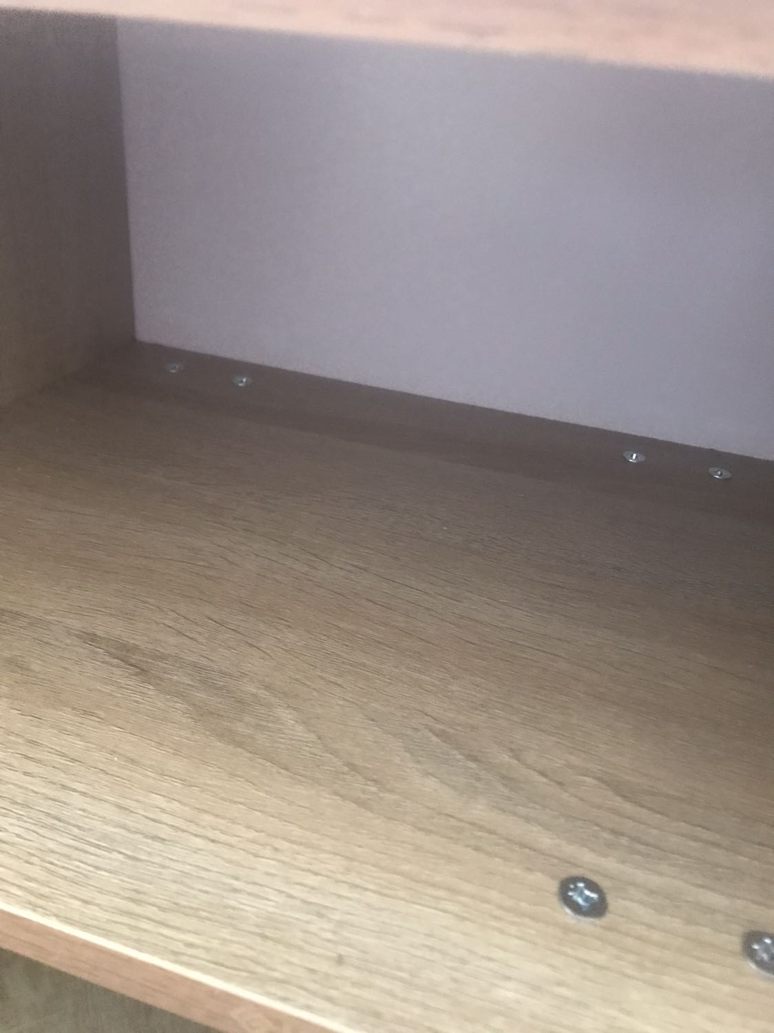 Giao lộn tờ hướng dẫn lắp đặt. Ngăn kéo dưới khi đóng vào cấn 4 con ốc bắt 2 chân sau, cần phải âm vào mặt gỗ.