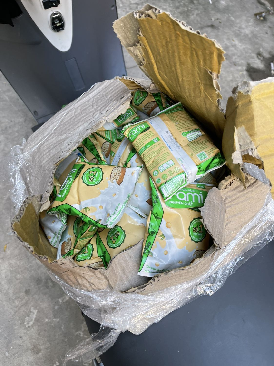 Mọi ng mua sữa là sản phẩm uống vào người nên hãy là ng tiêu dùng thông minh sáng suốt để lựa chọn đúng shop với đúng chất lượng. Còn đây là hàng mà e nhận của shop này đây. Treo đầu dê bán thịt ***. Và đây là những hình ảnh để mọi ng cùng tránh.
1: Sữa ko để trong thùng mà cho vào thùng giấy ko nhãn mác hiệu. Bọc sơ cua nhận tới tay thì thùng giấy ko nhãn mác này bị mục ẩm ướt và rất mùi ám hết vào túi sữa. Do kp thùng của hãng nên ko có độ cứng thành ra trong lúc vận chuyển bị hỏng hết các túi sữa bên trong. Có hình ảnh bên dưới m có đăng
2: Tất cả các túi sữa bên trong để kung tung, bị nhàu nát hết túi sữa, các túi sữa bị dính nc ẩm mùi hôi rất khó chịu. Hds có túi còn bị mờ đi như kiểu thùng này tráo mấy loại hàng vào với nhau vì ngay từ đầu đây kp 1 thùng sữa đóng nguyên zin. 
3: tất cả các cạnh ven túi bị bung chất dính và bẩn kinh khủng mùi hôi nữa ko thể nào mà cắn hay xe ra rồi mút đc vì xq đó rất rất bẩn.
4: Chỉ vì mua hàng sale rẻ hơn 20-30k  mà mua phải sưa ntn thì thà mua đắt lấy clg còn hơn rẻ mà mua về ko ăn ko uống nổi. Mua sự bực tức vào người. Nhận hàng từ từ mở ra mà cảm nhận là mùi hôi, nhìn túi sữa bẩn dơ rồi ọp ẹp vì dính nước.
5: Tôi cũng là ng kinh doanh buôn bán, nhưng làm gì bán gì hãy nên có tâm thì mới lâu dài đc. Nhất là lĩnh vực thực phẩm ntn. Tôi là ng khá dễ tính mà tôi nhận hàng ko thể chấp nhận nổi. Làm ăn thế này thì cái tâm vứt bỏ đi cho xong rồi. À mà có tâm thì đã ko bán mấy kiểu sữa ntn. Đôi lời gửi về cái đánh giá cho shop.
Thân ái và ko bao giờ gặp lại! 
Kinh tởm!