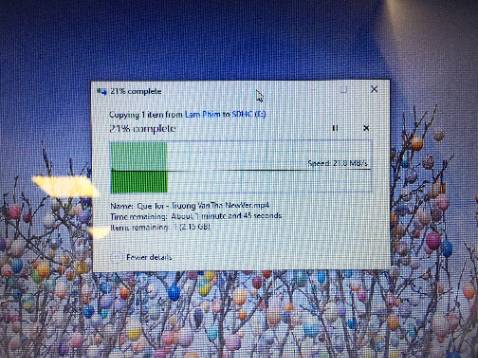 Giao hàng tương đối nhanh. Tuy hợp đóng gói hơi móp méo có thể do quá trình vận chuyển nhưng sản phẩm vẫn không sao. Tiki cần kỹ hơn trong khâu đóng gói sản phẩm.
Sản phẩm đã được gạch ra để dán tem bảo hành và khi bỏ vào lại thì có dán một miếng team siêu khác để niêm phong, các bác khác chú ý chổ này nhé. Copy thử file thì thấy tốc độ cũng tạm chấp nhận được trong tầm giá. Mình mua về để chạy Raspberry nên cũng khá là ok.