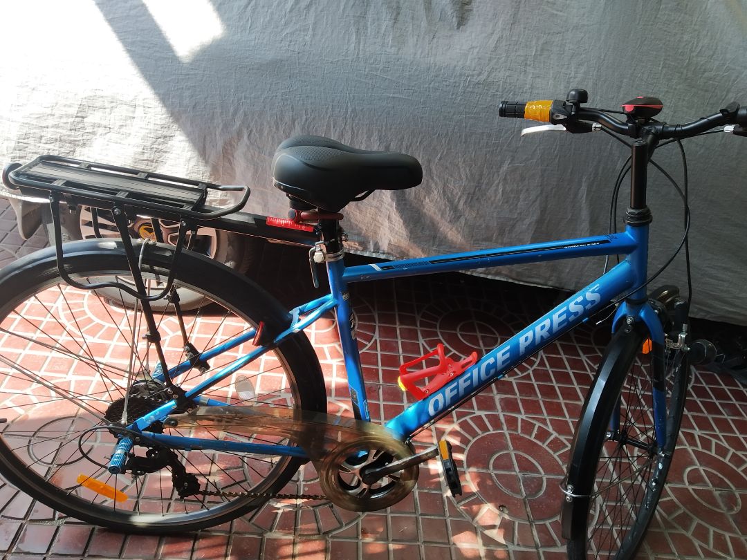 Hàng đúng y như ảnh. Bề ngang yên to hơn mình tưởng, đạp xe hơi cấn...đùi. kkk! Còn bền hay không để thời gian trả lời. Hàng gửi chậm hơn 2 ngày so với khi ra đơn đặt hàng. Cảm ơn shop!