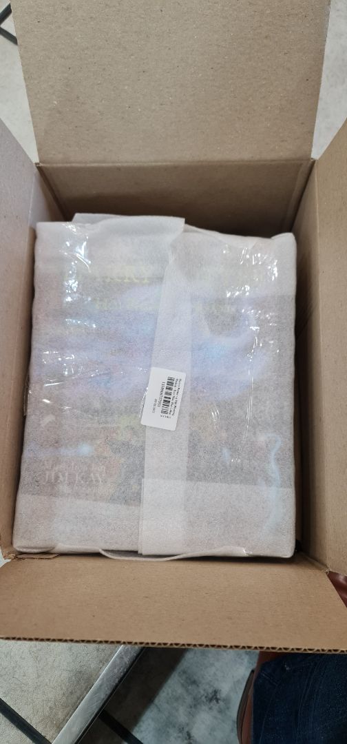 Wow sau bao ngày đợi mong rồi cũng nhận được em nó!!!Phải chờ dịp mới rước. TIKI ship nhanh 2h nên bọc gói bình thường, quan trọng là nhanh.
Đây là cuốn sách nguy hiểm nhất khi nằm đọc. Với trọng lượng 3,5kg, bạn cânt 1 đôi tay cực khỏe và tinh thần minh mẫn. Chỉ 1 chút sơ sẩy rơi vào mặt là ò e í e ngay!!Hãy nhớ lấy lời tôi!!!