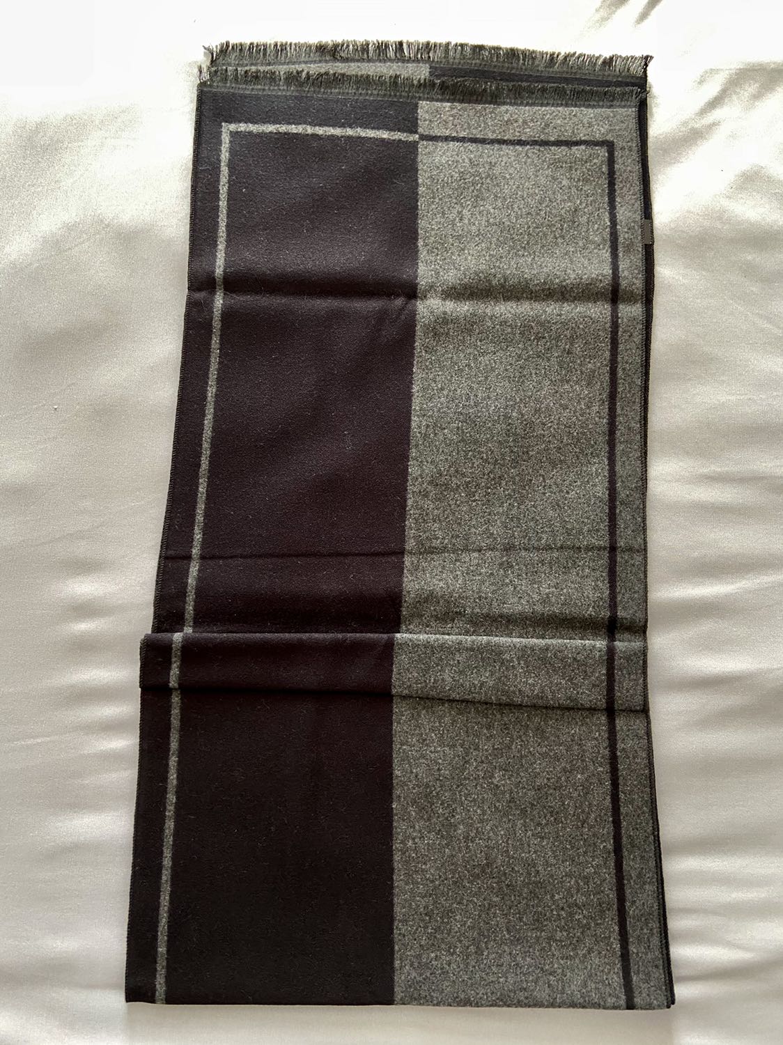 Giao hàng, đóng gói tốt.
Khăn đẹp, tốt. Giá phải chăng. Made in China. Vô siêu thị, chợ mua phu-la cũng toàn China.